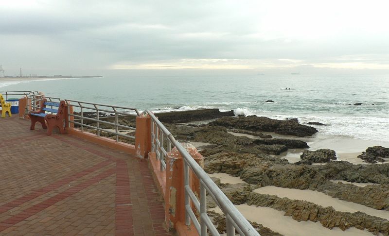 JAR 503.JPG - Před odjezdem jsme ještě potkali naše nové kamarády Jihokorejce, vřele jsme se rozloučili, zrovna mířili do kasina. My jsme se jeli podívat na pláž a vyrazili jsme po krásné cestě do Mossel Bay.